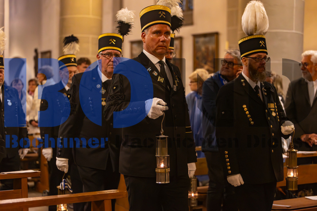 JEM_ZAPMAI20250424-23 | bond - Realisiert mit Pictrs.com