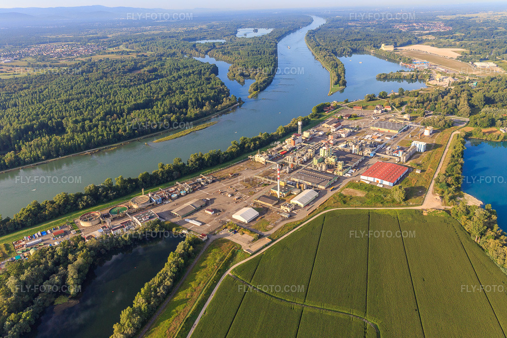 Aerial view: Evonik Oil Additives SAS chemical plant on the banks of the Rhine in Lauterbourg in the state Bas-Rhin, France. – Photo: IMG_149483.jpg taken on 08/09/2025 by Werner Riehm/FLY-FOTO.com – Resolution of the original: 5472 x 3648 px – Evonik - Leading Beyond Chemistry