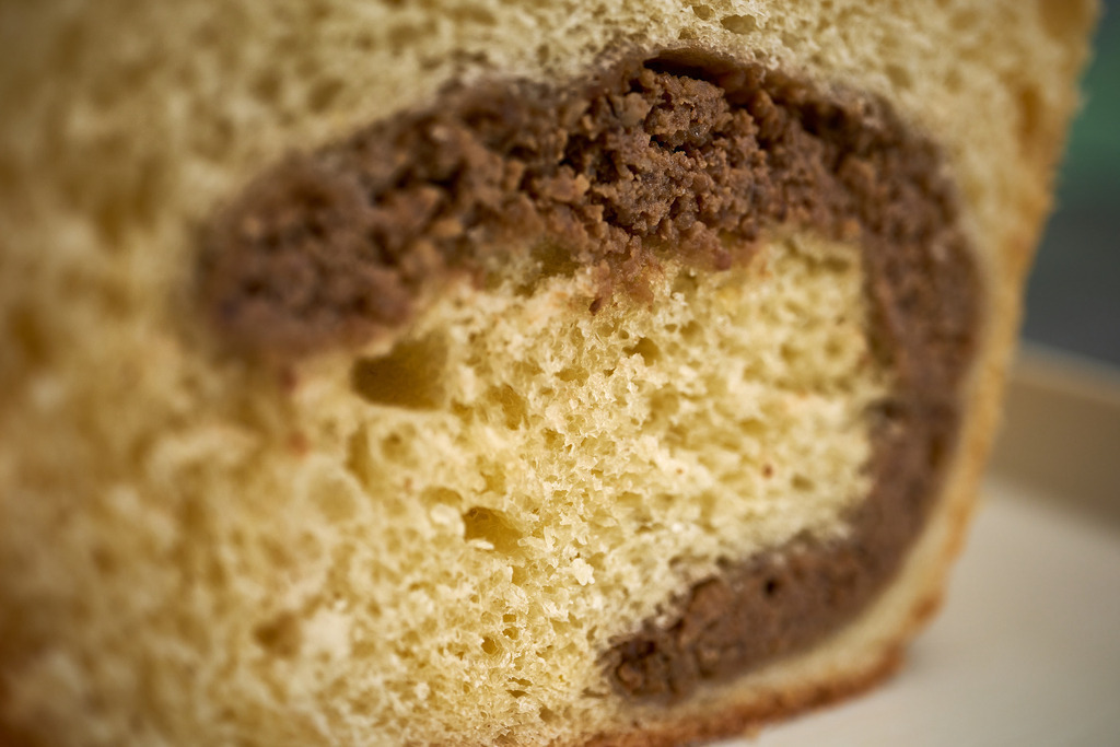 aufgeschnittener Nussstrudel auf dem Tisch | Burgenland, Austria - July 23, 2023: aufgeschnittener Nussstrudel auf dem Tisch. - Realisiert mit Pictrs.com