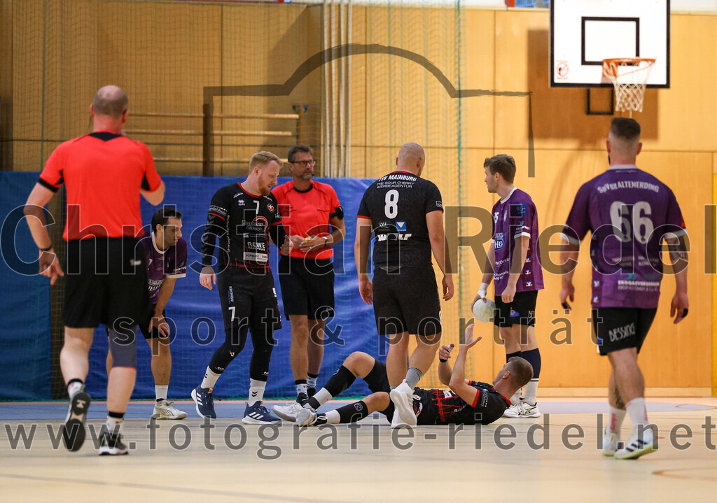 2024-09-21_059_SpVgg_Altenerding_gegen_TSV_1861_Mainburg | Erding, Deutschland, 21.09.2024:Handball, Bezirksoberliga Männer 2024 / 2025, 1. Spieltag, SpVgg Altenerding gegen TSV 1861 Mainburg, Endergebnis: 36:20Christoph Würfl (TSV 1861 Mainburg, #7), Maximilian Heim (TSV 1861 Mainburg, #8), Ferdinand Menzel (SpVgg Altenerding, #75), Sebastian Förster (SpVgg Altenerding, #66)Foto: Christian Riedel / fotografie-riedel.net