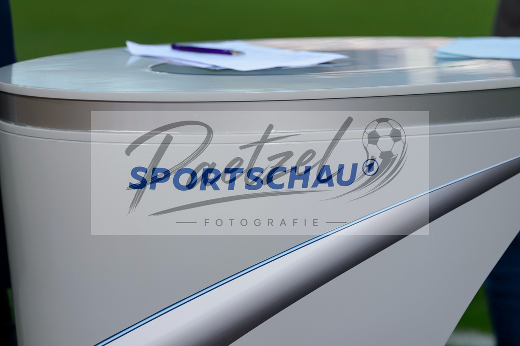 FCMFCK20210904_091 | Fussball, Herren: . Das Sportschau-Logo der ARD ist auf einem Moderationstisch beim Spiel der 3. Liga zwischen 1. FC Magdeburg und 1. FC Kaiserslautern in der MDCC-Arena am 04.09.2021 in Magdeburg, Deutschland.DFB / DFL REGULATIONS PROHIBIT ANY USE OF PHOTOGRAPHS AS IMAGE SEQUENCES AND/OR QUASI-VIDEO. - Realisiert mit Pictrs.com