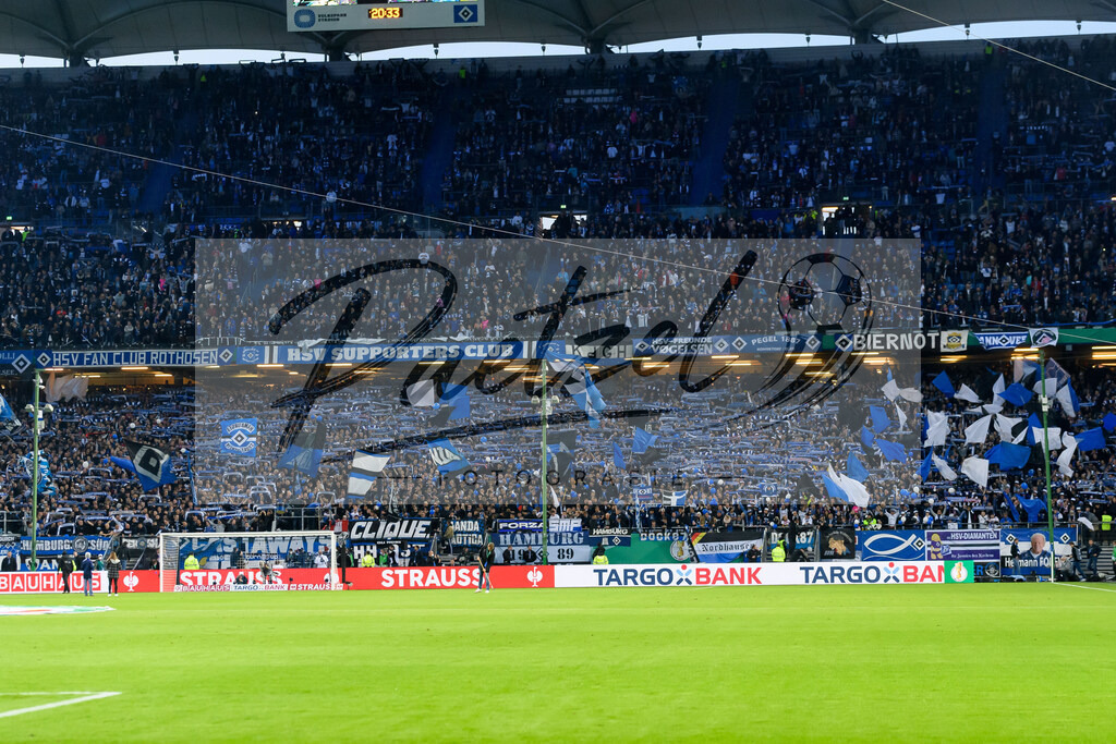 HSVSCF20220419_420 | Fussball, Herren: . Fans von Hamburger SV beim DFB-Pokal-Halbfinalspiel zwischen Hamburger SV und SC Freiburg im Volksparkstadion am 19.04.2022 in Hamburg, Deutschland.DFB / DFL REGULATIONS PROHIBIT ANY USE OF PHOTOGRAPHS AS IMAGE SEQUENCES AND/OR QUASI-VIDEO. - Realisiert mit Pictrs.com
