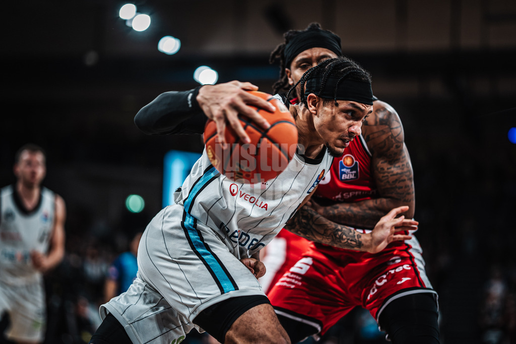 Basketball | Männer | Saison 2024/2025 | easyCredit Basketball Bundesliga | 18. Spieltag | Veolia Towers Hamburg vs. FIT/One Würzburg Baskets | 26.01.2025 | v.l. Jaizec Lottie (#4, Veolia Towers Hamburg) und Mike Lewis II (#0, FIT/One Würzburg Baskets)