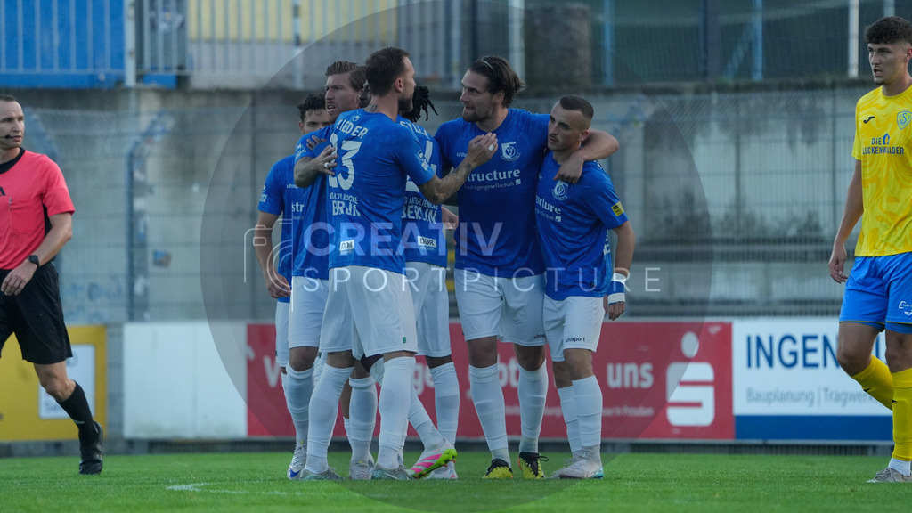 Fußball, Herren, Saison 2025/2026, Regionalliga Nordost, 6. Spieltag, FSV 63 Luckenwalde vs. VSG Altglienicke, Freitag 29.08.2025, Werner-Seelenbinder-Stadion Luckenwalde, | Fußball, Herren, Saison 2025/2026, Regionalliga Nordost, 6. Spieltag, FSV 63 Luckenwalde vs. VSG Altglienicke, Freitag 29.08.2025, Werner-Seelenbinder-Stadion Luckenwalde, Im Bild: Jubel bei der VSG Altglienicke nach dem Führungstreffer durch Jonas Nietfeld. - Realisiert mit Pictrs.com
