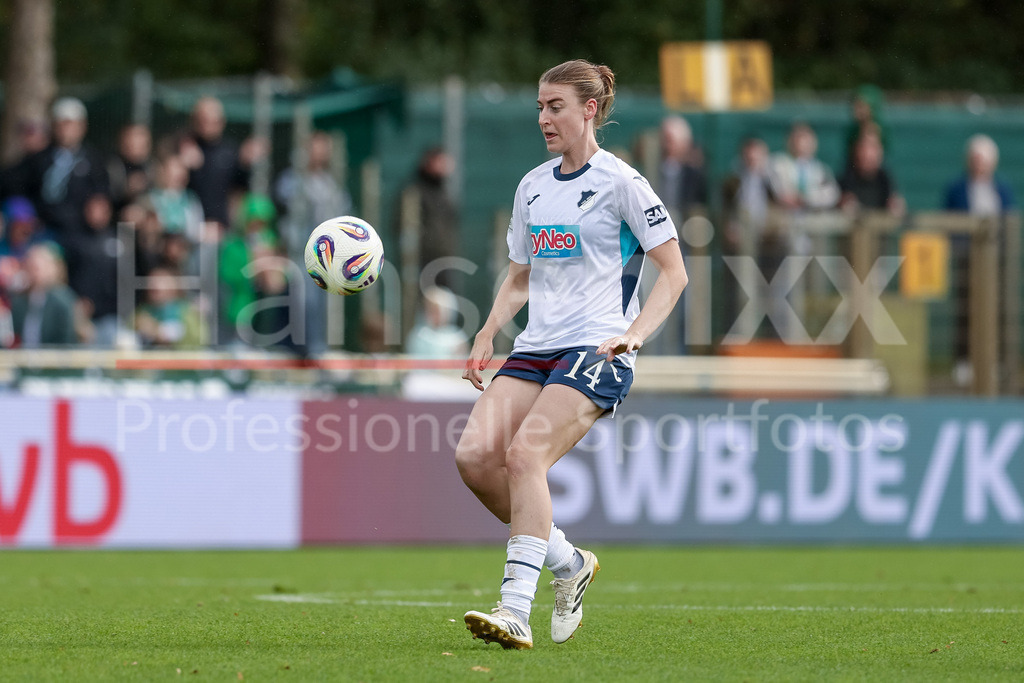 Fussball, Google Pixel Frauen-Bundesliga, SV Werder Bremen - TSG 1899 Hoffenheim | Lisa Doorn (TSG 1899 Hoffenheim, 14) am Ball, Freisteller, Einzelbild, Ganzkörper, Aktion, Action, Spielszene, DIE DFB-RICHTLINIEN UNTERSAGEN JEGLICHE NUTZUNG VON FOTOS ALS SEQUENZBILDER UND/ODER VIDEOÄHNLICHE FOTOSTRECKEN. DFB REGULATIONS PROHIBIT ANY USE OF PHOTOGRAPHS AS IMAGE SEQUENCES AND/OR QUASI-VIDEO.