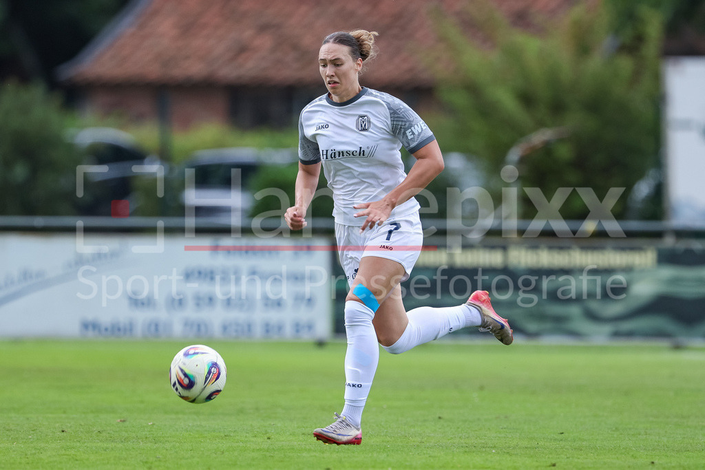 Fussball, Testspiel Frauen, SV Meppen - VfL Bochum | Lucy Karwatzki (SV Meppen, 7) am Ball, Freisteller, Einzelbild, Ganzkörper, Aktion, Action, Spielszene