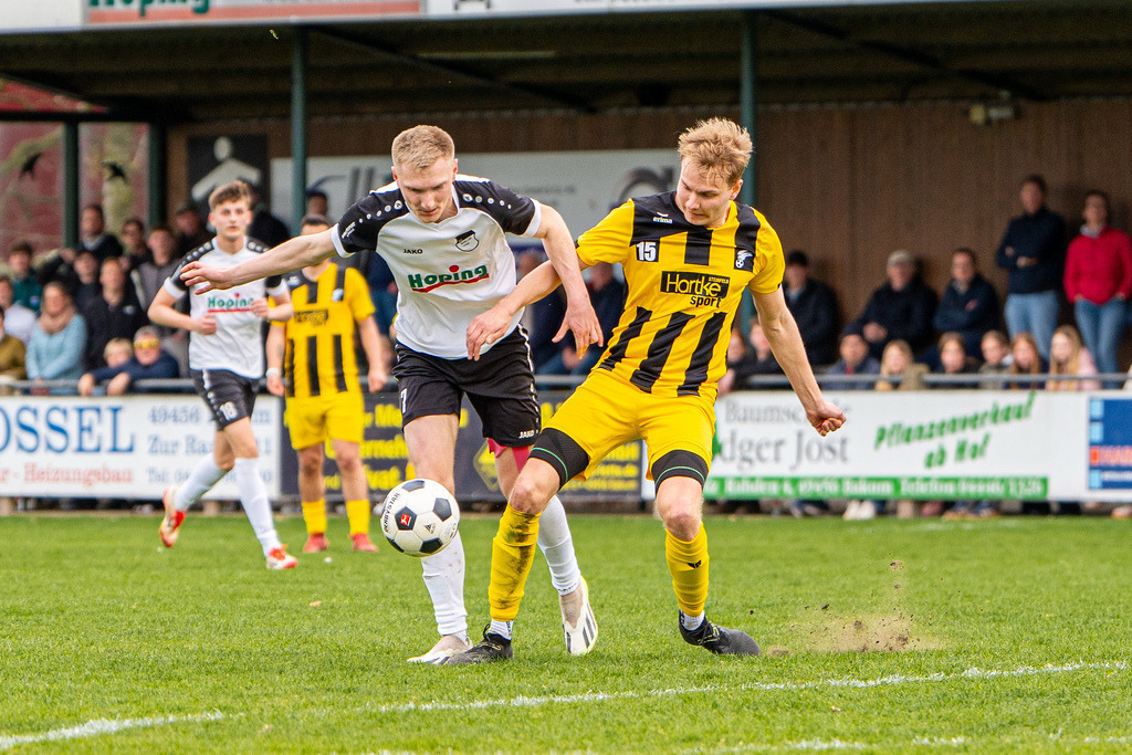 Fußball I Herren I Saison 2025-2026 I Kreisliga VEC I 22. Spieltag I SC SW Bakum - SV Falke Steinfeld I 24343 | jns.sportfotos - Realisiert mit Pictrs.com