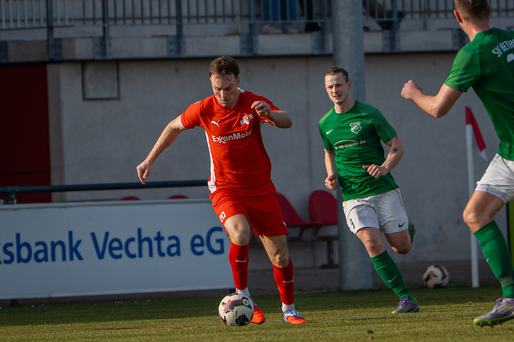 Fußball I Herren I Saison 2025-2026 I Bezirksliga Weser-Ems 4 I 22. Spieltag I Vfl Oythe  - SV Bethen I 7121 | jns.sportfotos - Realisiert mit Pictrs.com