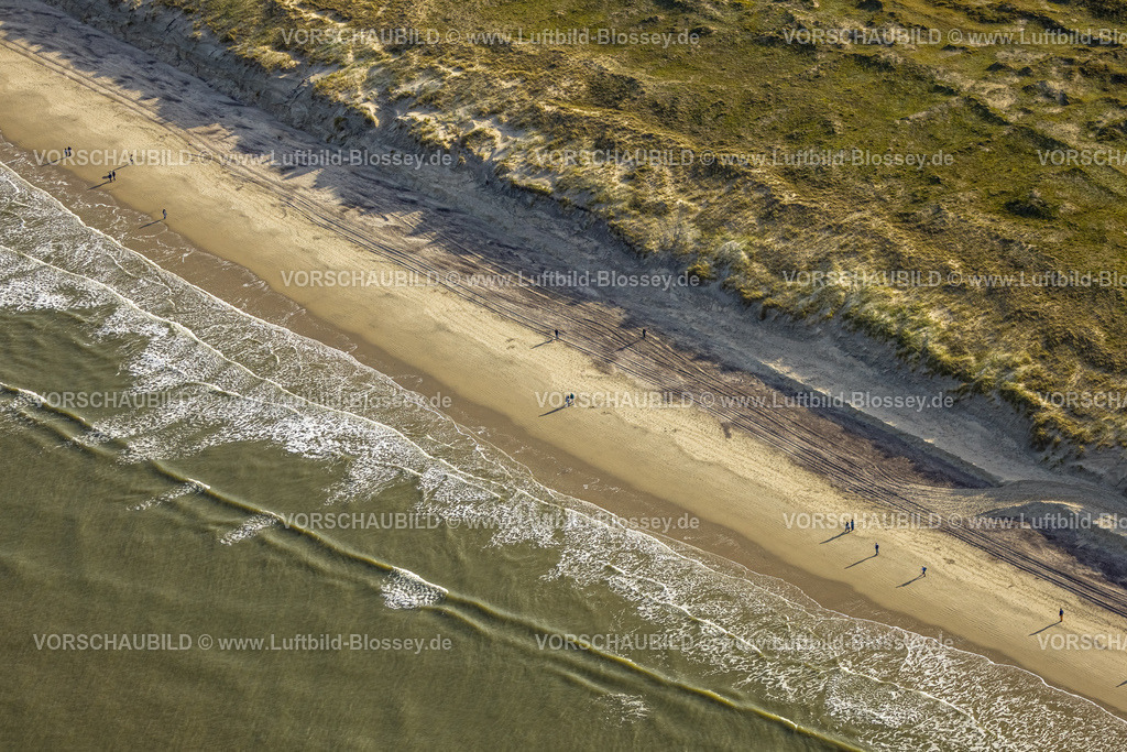 Aurich251105022Norderney | Luftbild, Spaziergänger am Sandstrand der Nordsee, Wiesenfläche mit Küstenstreifen, Norderney, Norddeutschland, Ostfriesland, Niedersachsen, Deutschland