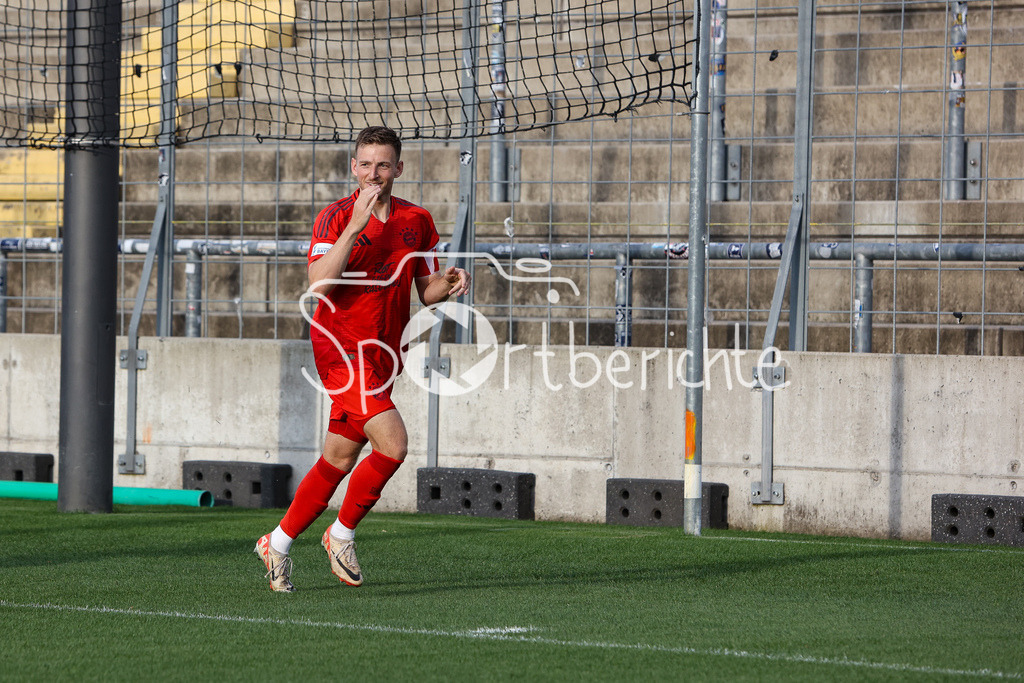 FC Bayern Amateure - SpVgg Bayreuth | Jubel nach dem Tor zum 1-0 durch Timo Kern (FCB #10) / Freude / Happy / Tor / Torschuetze