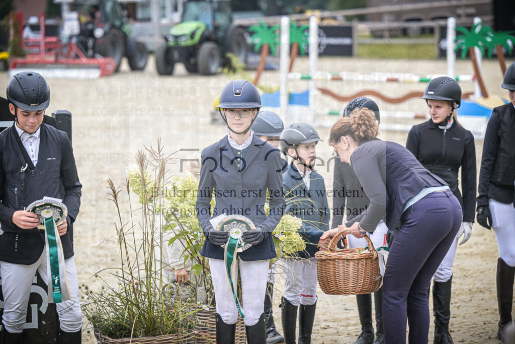 DOS_0122 | Entdecke hochwertige Reitturnierfotos von Foto Oger. Professionell, emotional und authentisch – jetzt Lieblingsmomente im Shop bestellen.Deutschlandweite Turnierfotografie. - Realisiert mit Pictrs.com