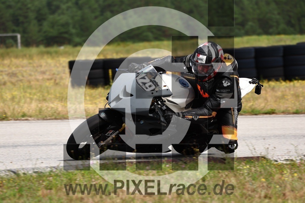 0129-PXR60878 | Schöne Erinnerungen an spannende Momente - das festzuhalten ist unser Job. PIXELrace.de ist seit 2003 auf den Rennstrecken Europas unterwegs um die Action draußen beim Fahren und die wunderbare Stimmung imm Fahrerlager für euch einzufangen.