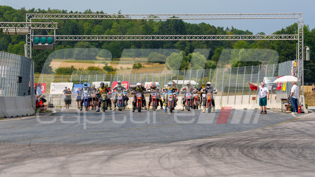 SuperMoto_Staatsmeisterschaft_Fuglau-683 | GRIPcapture steht für authentische Sportfotografie in Österreich – für Momente, die mehr sind als Geschwindigkeit oder Ergebnis. Es geht um Emotion, Spannung, Fokus und den Augenblick, der oft nur einen Wimpernschlag dauert.Ob Motorsport, Teamsport oder 
