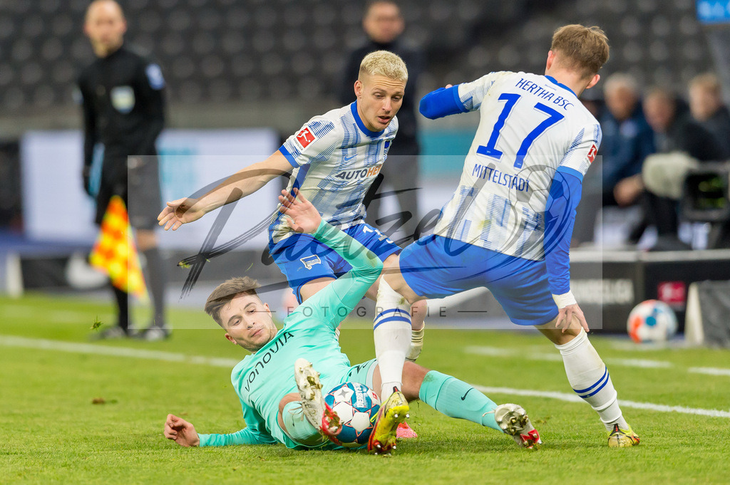 HERBOC20220204_023 | Fussball, Herren: Santiago Ascacibar (Hertha BSC), Elvis Rexhbecaj (VfL Bochum) und Maximilian Mittelstaedt (Hertha BSC) im Zweikampf bei dem Spiel der 1. Bundesliga zwischen Hertha BSC und VfL Bochum im Olypiastadion am 04.02.2022 in Berlin, Deutschland.DFB / DFL REGULATIONS PROHIBIT ANY USE OF PHOTOGRAPHS AS IMAGE SEQUENCES AND/OR QUASI-VIDEO. - Realisiert mit Pictrs.com