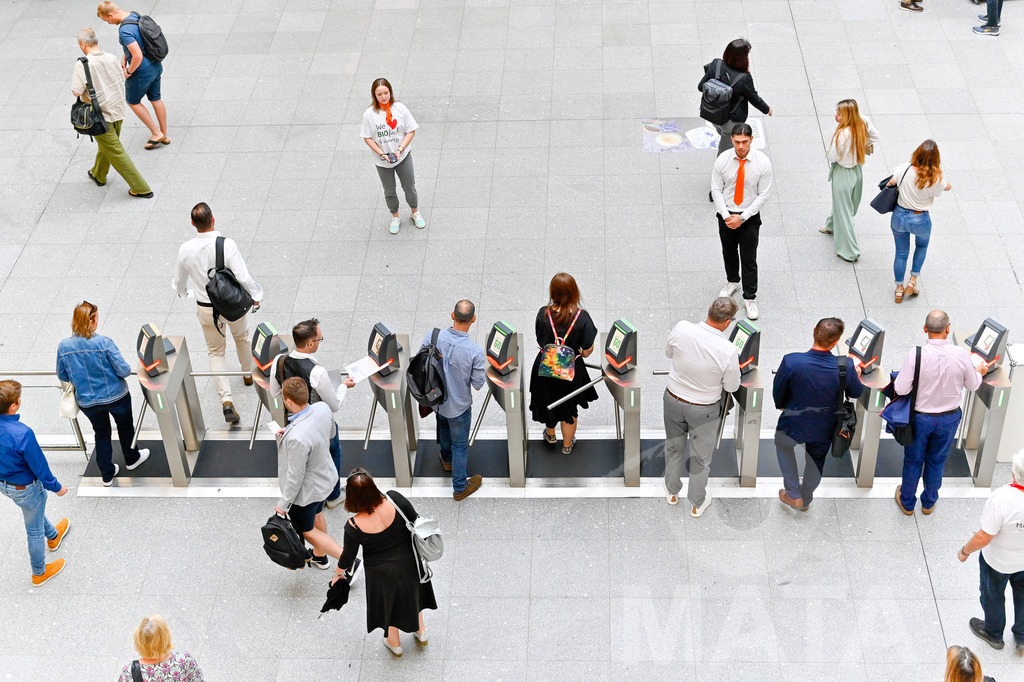 _DW03371 | Das Herz der internationalen Bio-Branche schlug vom 26.–29.07.2022 für vier Tage in Nürnberg. Die BIOFACH, Weltleitmesse für Bio-Lebensmittel, und die VIVANESS, Internationale Fachmesse für Naturkosmetik, meldet sich mit der einmaligen „Summer Edition“ zurück. Groß war die Wiedersehensfreude der über 24.000 Fachbesucher aus 137 Ländern. Im Fokus: Der persönliche Austausch, Networking und vertiefte Gespräche zu den Themen der Zeit. Aber auch: Neuheiten und Trends entdecken und eintauchen mit allen Sinnen in die Produktvielfalt der 2.276 Aussteller aus 94 Ländern. Nürnberg, 29.07.2022 - Realisiert mit Pictrs.com