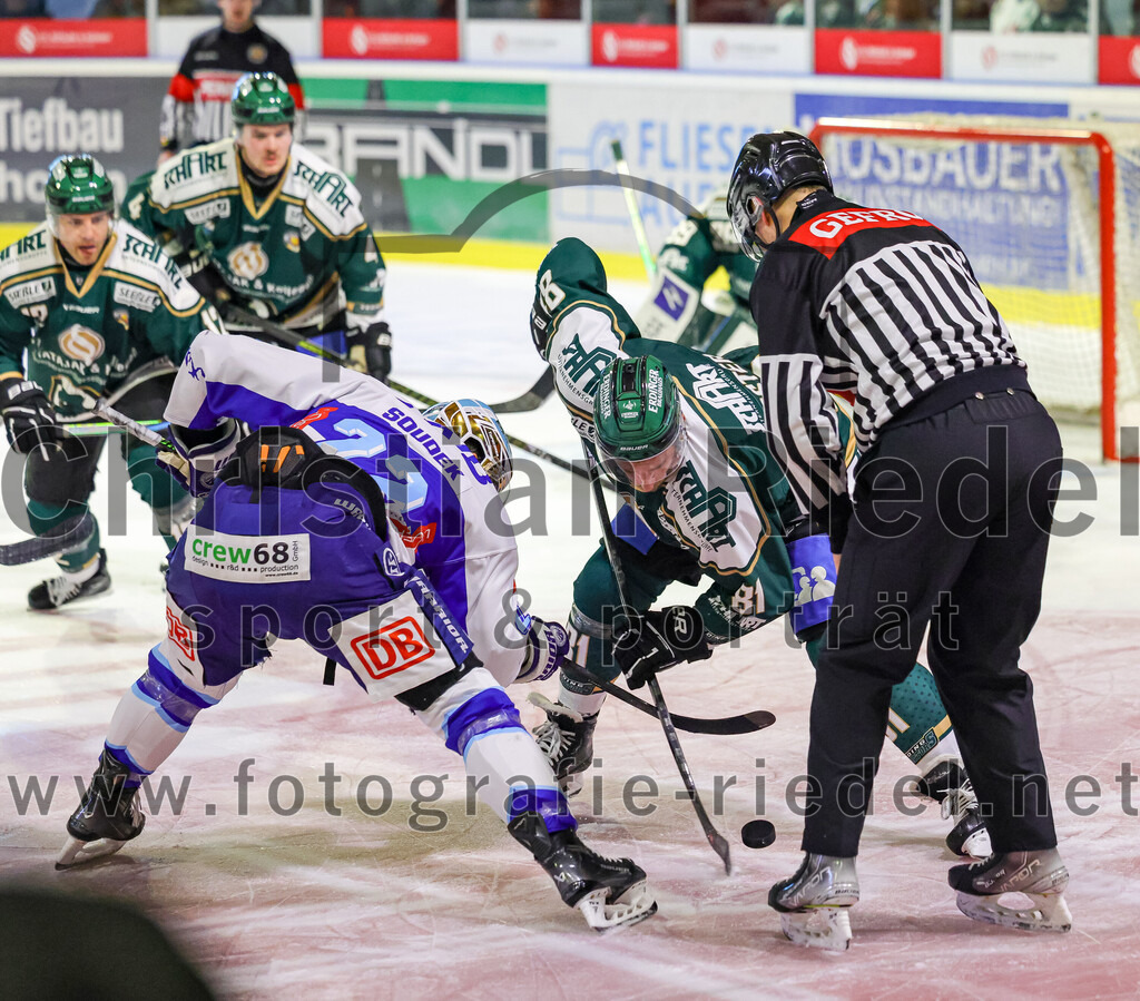 2025-09-26_003_TSV_Erding_gegen_SC_Riessersee | Erding, Deutschland, 26.09.2025:Eishockey, Oberliga Süd 2025 / 2026, 3. Spieltag, TSV Erding gegen SC Riessersee, Endergebnis: 3:5Robin Soudek (SC Riessersee, #22), Maximilian Forster (Erding Gladiators, #81)Foto: Christian Riedel / fotografie-riedel.net