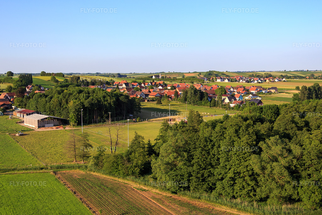 Luftbild: Ortsansicht von Süden in Oberrœdern im Bundesland Bas-Rhin in Frankreich. – Foto: IMG_080203.jpg vom 05.06.2015 durch Werner Riehm/FLY-FOTO.de – Auflösung des Originals: 4879 x 3253 px
