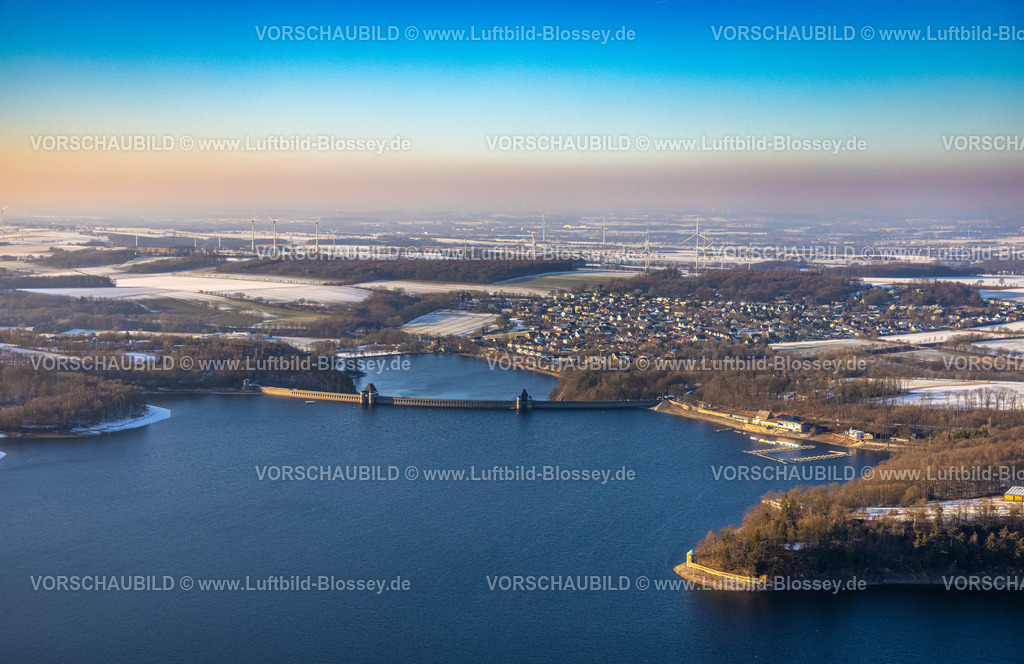 Moehnesee260105933 | Luftbild, Möhnesee Möhnetalsperre mit Staumauer, Winterlandschaft und blauer Himmel und Dunstglocke, Delecke, Möhnesee, Sauerland, Nordrhein-Westfalen, Deutschland