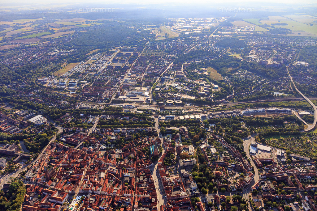 Luftbild: Bahn, Lösegraben, Ilmenau und Schießgrabenstraße aus Westen in Lüneburg im Bundesland Niedersachsen in Deutschland. Foto: IMG_110374.jpg vom 18.08.2018 durch Werner Riehm/FLY-FOTO.de