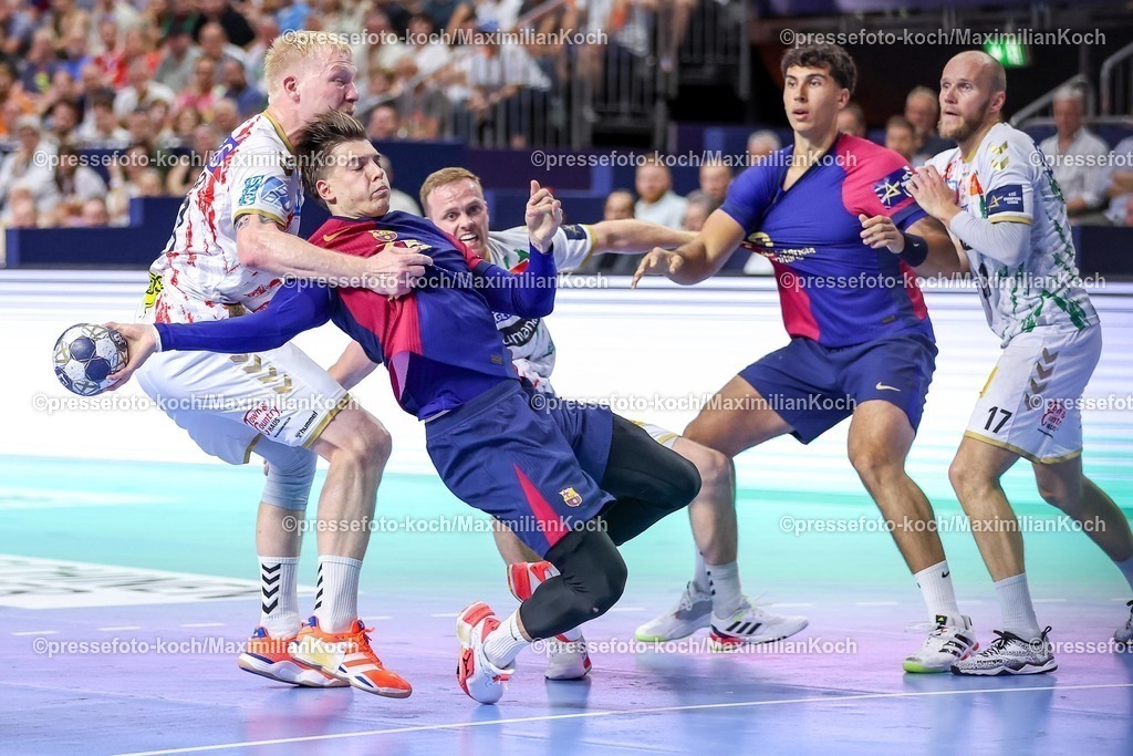 KoeEHF14062502050 | 14.06.2025, Handball, Halbfinale TruckScout24 EHF FINAL4, LANXESS arena Köln, FC Barcelona - SC Magdeburg: Domen Makuc (Barca FC Barcelona ESP #35) gegen Magnus Saugstrup Jensen (Magdeburg #23) 