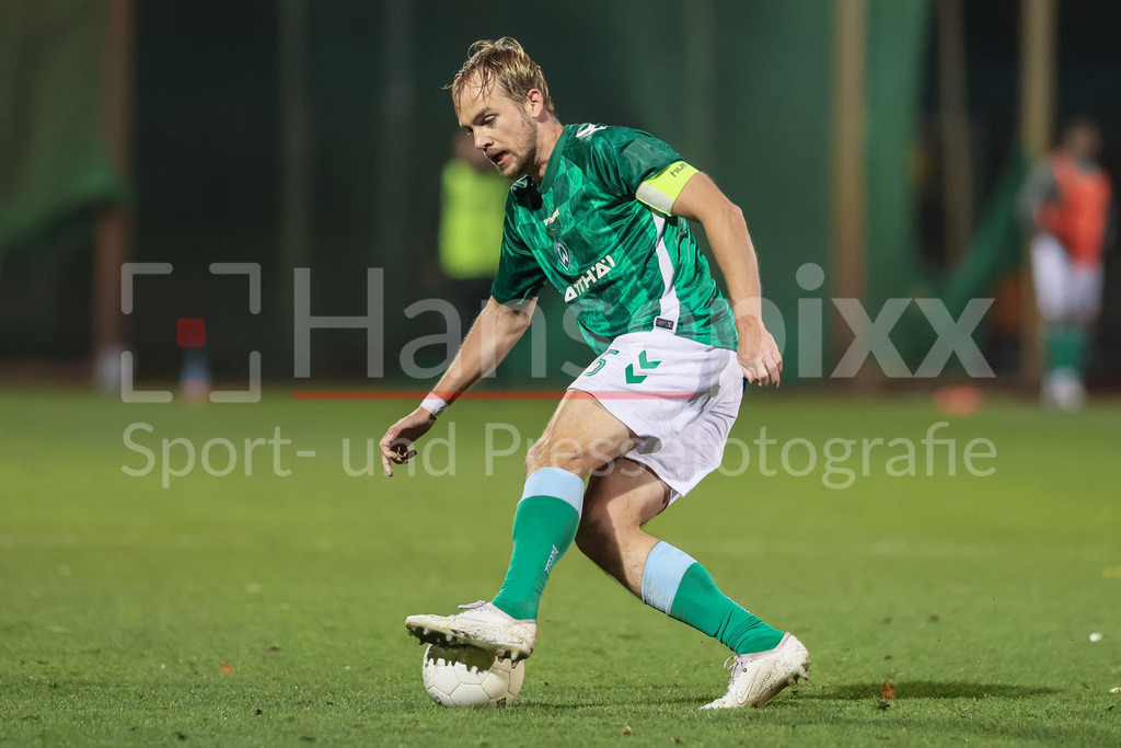 Fussball, Regionalliga Nord, SV Werder Bremen II - TSV Havelse | v.li.: Cimo Röcker (SV Werder Bremen II, 5) am Ball, Freisteller, Einzelbild, Ganzkörper, Aktion, Action, Spielszene