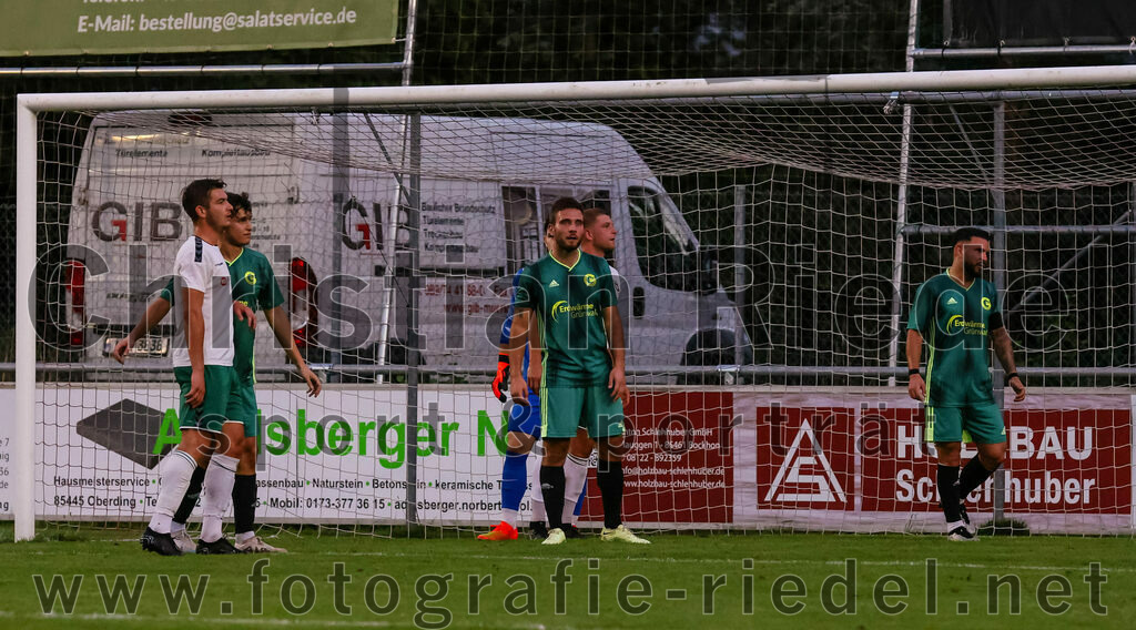 2023-09-01_070_FC_Schwaig_gegen_TSV_Gruenwald | Oberding, Deutschland, 01.09.2023:
Fußball, Landesliga Südost 2023 / 2024, 9. Spieltag, FC Schwaig gegen TSV Grünwald, Endergebnis: 3:1

Raffael Ascher (FC Schwaig, #9), Markus Kreuzeder (TSV Grünwald, #4), Marco Bornhauser (TSV Grünwald, #2)

Foto: Christian Riedel / fotografie-riedel.net