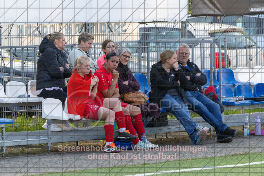 20260508_190005_0308_(c)_by_PhotoPeet | #,TSV Eschenbach (hell) vs. TSV Weilheim (rot), Fußball, C-Juniorinnen Kreisstaffel 2, Bezirk Neckar/Fils, 07.Spieltag,  Saison 2025/2026, Kunstrasenplatz, Schlater Straße, 73107 Eschenbach, 08.05.2026 - 18:30 Uhr,Foto: PhotoPeet / Sport- &amp; Eventfotografie / Peter Harich