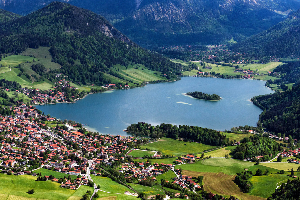 dr__0097979_schliersee.jpg | SCHLIERSEE 19.05.2022 Ortsansicht der Straßen und Häuser der Wohngebiete in der von Bergen umgebenen Tallandschaft in Schliersee im Bundesland Bayern, Deutschland. // Location view of the streets and houses of residential areas in the valley landscape surrounded by mountains in Schliersee in the state Bavaria, Germany. Foto: Daniel Reiter