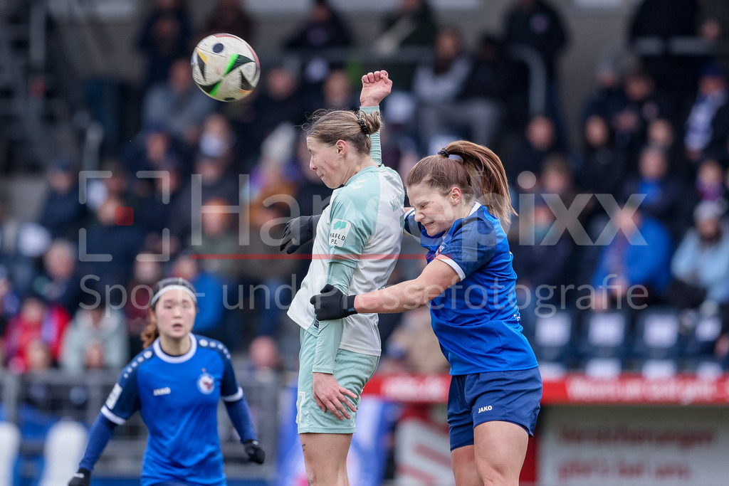 Fussball, Google Pixel Frauen-Bundesliga, 1. FFC Turbine Potsdam - SV Werder Bremen | v.li.: Larissa Mühlhaus (SV Werder Bremen, 7) und Emilie Bernhardt (1. FFC Turbine Potsdam, 31) im Kopfballduell, Kopfball, Zweikampf, Action, Aktion, Spielszene, DIE DFB-RICHTLINIEN UNTERSAGEN JEGLICHE NUTZUNG VON FOTOS ALS SEQUENZBILDER UND/ODER VIDEOÄHNLICHE FOTOSTRECKEN. DFB REGULATIONS PROHIBIT ANY USE OF PHOTOGRAPHS AS IMAGE SEQUENCES AND/OR QUASI-VIDEO.