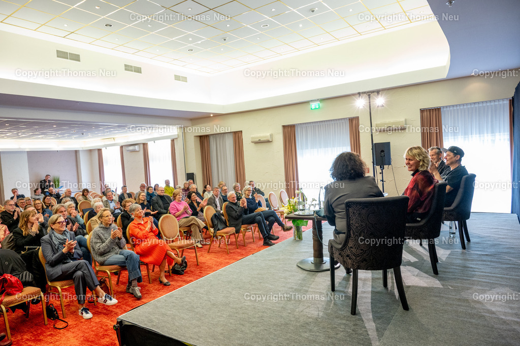 Eysoldt-ring-matinee-thomas-schmauser-Fritzi-Wartenberg-Ulrich-matthes-Almut-wagner-fotografie-thomas-neu.jpg-37 | Podiumsgespräch bei der Eysoldt-Matinee im Hotel Krone in Bensheim-Auerbach: Von links diskutieren Ulrich Matthes, Thomas Schmauser, Fritzi Wartenberg und Almut Wagner vor Publikum über Theater und Schauspiel. Die Veranstaltung fand im Rahmen der Verleihung des Eysoldt-Rings statt. Foto: Thomas Neu,Bild: THomas Neu