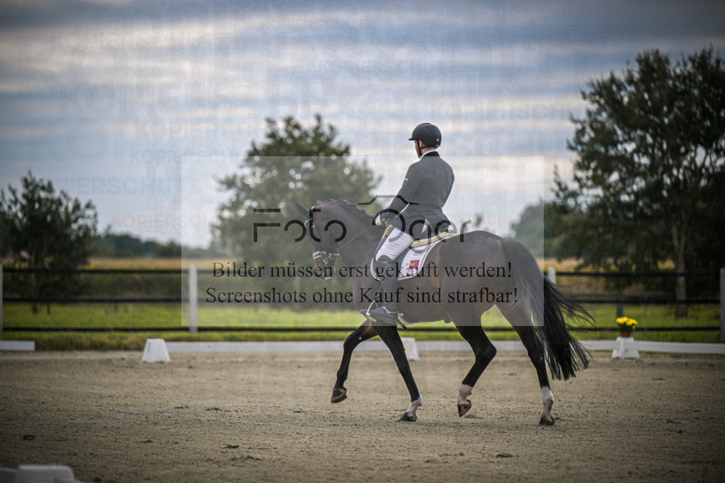 DOS_0101 | Entdecke hochwertige Reitturnierfotos von Foto Oger. Professionell, emotional und authentisch – jetzt Lieblingsmomente im Shop bestellen.Deutschlandweite Turnierfotografie. - Realisiert mit Pictrs.com