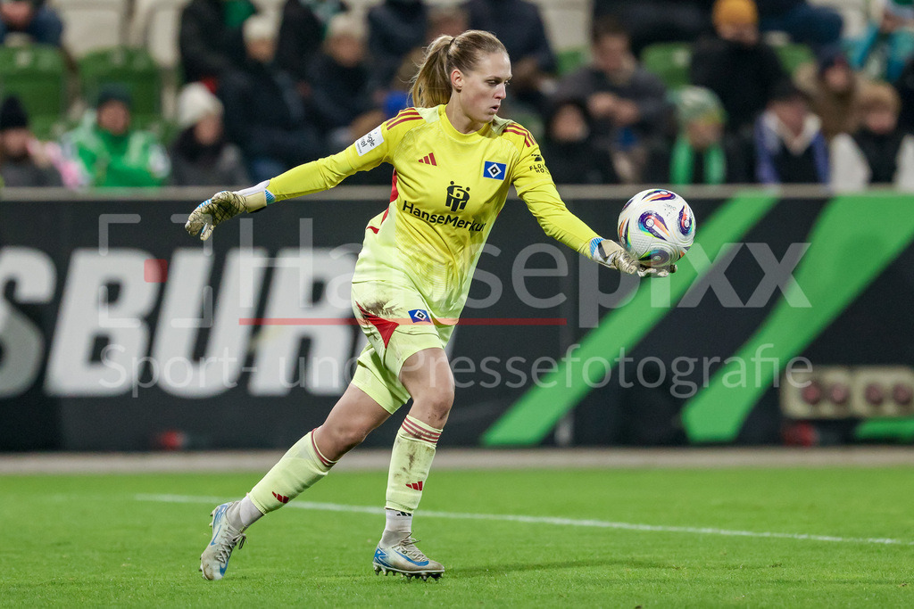 Fussball, Google Pixel Frauen-Bundesliga, VfL Wolfsburg - Hamburger SV | Inga Schuldt (Torhüterin, Torwart, Hamburger SV, 1) am Ball, Freisteller, Einzelbild, Ganzkörper, Aktion, Action, Spielszene, DIE DFB-RICHTLINIEN UNTERSAGEN JEGLICHE NUTZUNG VON FOTOS ALS SEQUENZBILDER UND/ODER VIDEOÄHNLICHE FOTOSTRECKEN. DFB REGULATIONS PROHIBIT ANY USE OF PHOTOGRAPHS AS IMAGE SEQUENCES AND/OR QUASI-VIDEO.