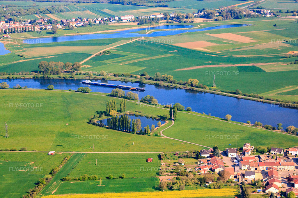 Luftbild: Mosel von Süden in Basse-Ham im Bundesland Moselle in Frankreich. – Foto: IMG_39690.jpg vom 16.04.2011 durch Werner Riehm/FLY-FOTO.de – Auflösung des Originals: 4752 x 3168 px