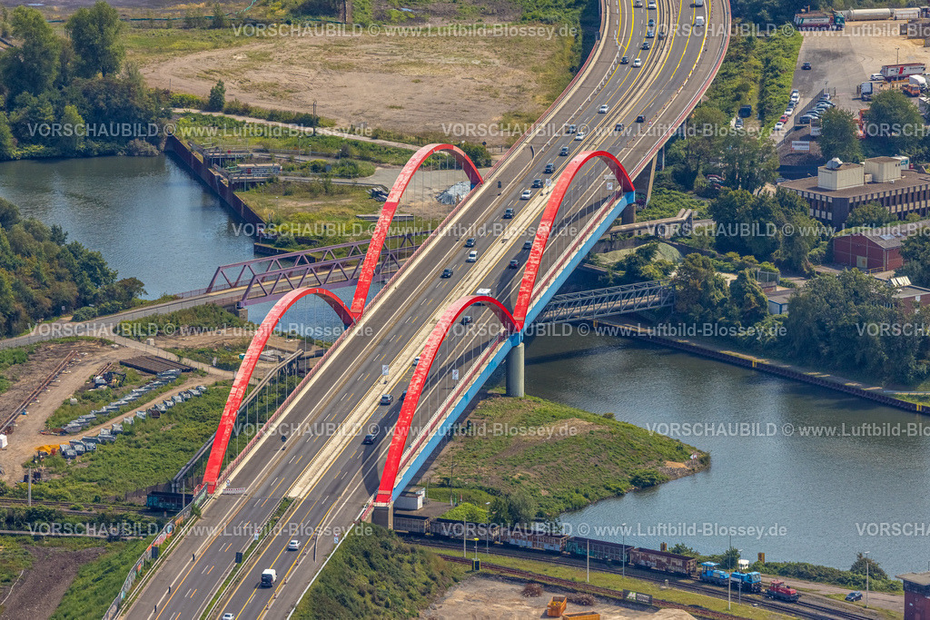 Bottrop250802874 | Luftbild, Rhein-Herne-Kanal Autobahnbrücke der Autobahn A42 mit rotem Geländer, Eisenbahnbrücke am Stadthafen Essen, Ebel, Bottrop, Ruhrgebiet, Nordrhein-Westfalen, Deutschland