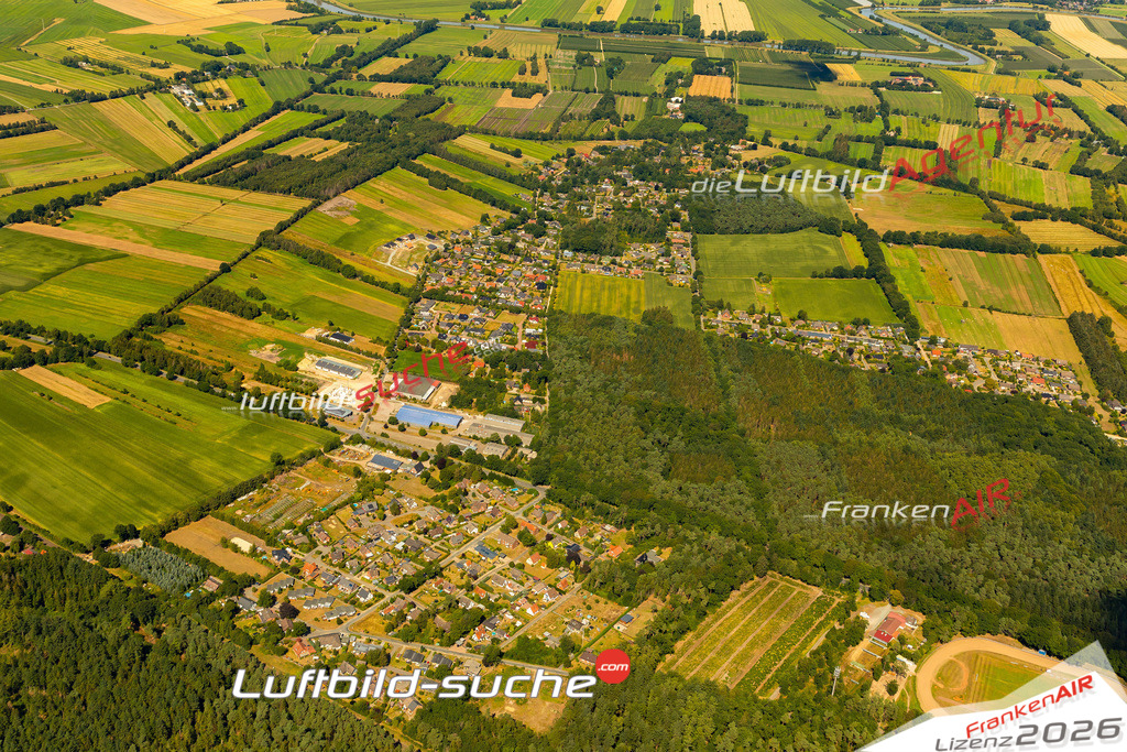 Aktuelles Luftbild von Am Löhberg Hechthausen - Die Luftaufnahme wurde 2022 mittels UL-Flugzeug erstellt ( keine Drohne ) - hochauflösende Kamera-Systeme von  Canon -Beste Qualität - Für grossformatige Ausdrucke geeignet. Die Geschenkidee !