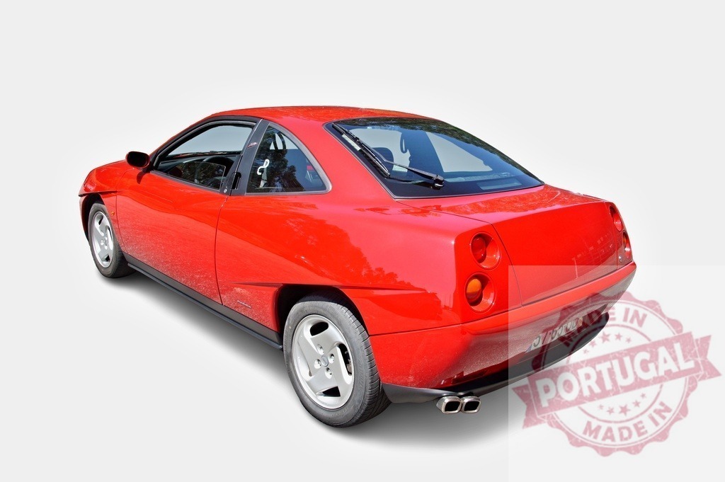 Red Fiat Coupé resting on a white background | Rear view of a red Fiat Coupé car parked on a white background, showcasing its sporty design - Realisiert mit Pictrs.com