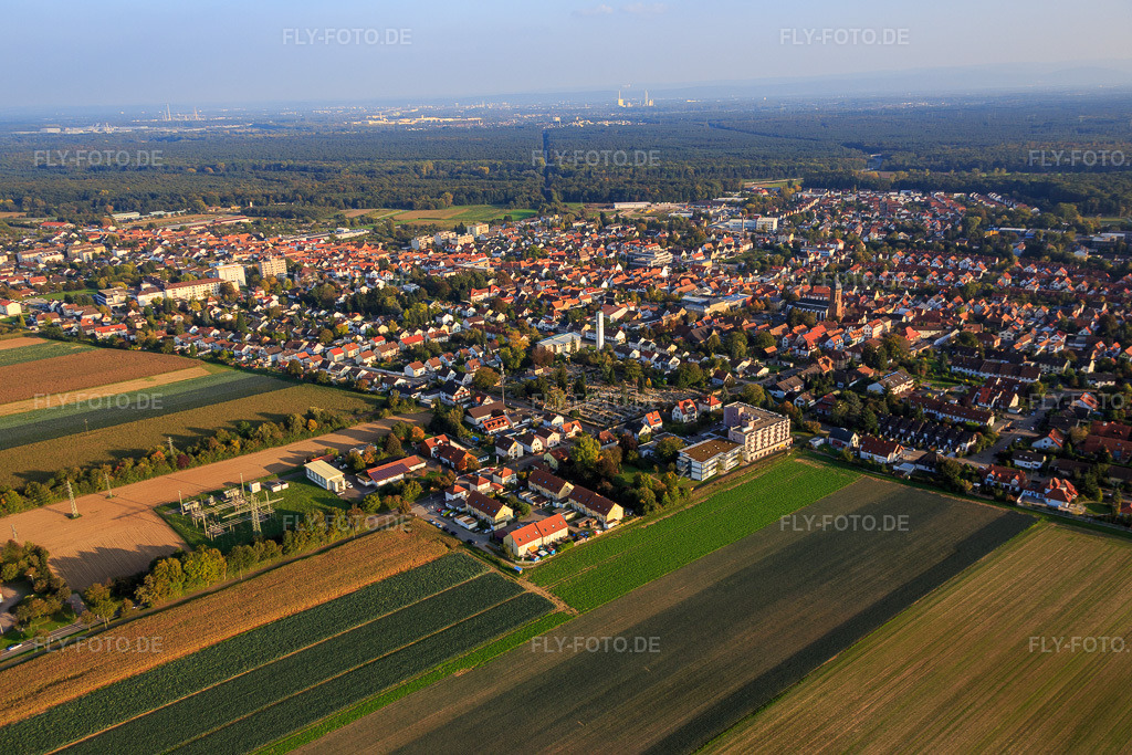 Luftbild: Guttenbergstraße mit Willi-Hussong-Haus in Kandel im Bundesland Rheinland-Pfalz in Deutschland. Foto: IMG_073880.jpg vom 03.10.2014 durch Werner Riehm/FLY-FOTO.deWilli-Hussong-Haus Kandel&nbsp;-&nbsp;Diakonissen Speyer