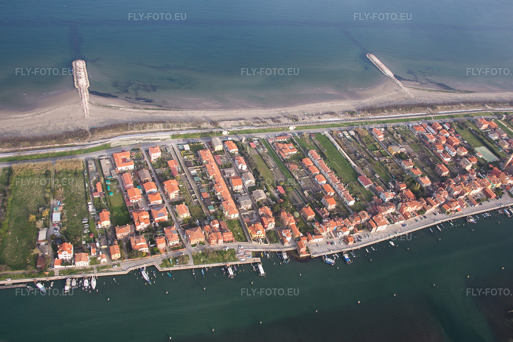 Vue aérienne: Vue de la ville à Sant'Antonio dans le département Vénétie, Italie. Photo: IMG_087548.jpg prise le 06/04/2016 par Werner Riehm/FLY-FOTO.eu – Résolution de l'original: 5069 x 3380 px