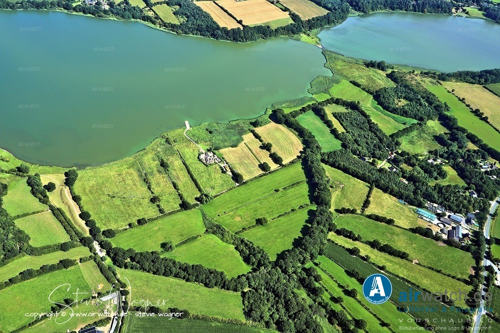 Haithabu - Nord-Süd-Verbindung - Luftbild | Nord-Süd-Verbindung: Der Ochsenweg (Hærvejen), eine alte Heer- und Handelsstraße von Hamburg bis nach Jütland, führte wenige Kilometer westlich an Haithabu vorbei und verband die Stadt mit weiteren Handelszentren.