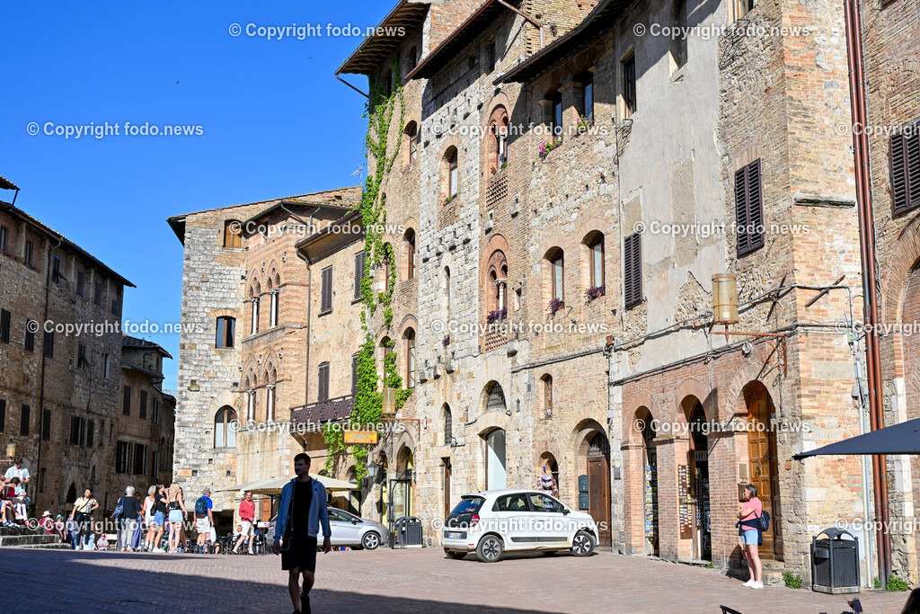 Italien_ Toskana_ San Gimignanao_ 26.05.2024-17 | 26.05.2024, Italien, ITA, Toskana, San Gimignano im Bild Stadtansichten Gebäude, Architektur, Touristen, Historisch, Ansichten der berühmten Stadt San Gimignano in der Toskana-Italien - View of the famous town San Gimignano in Tuscany-Italy


San Gimignano ist eine italienische Kleinstadt in der Toskana mit einem mittelalterlichen Stadtkern. San Gimignano wird auch die Stadt der Türme genannt. Die Stadt liegt in der Provinz Siena. Sie gehört neben Florenz, Siena und Pisa zu den von Touristen meist besuchten Zielen in der Toskana.