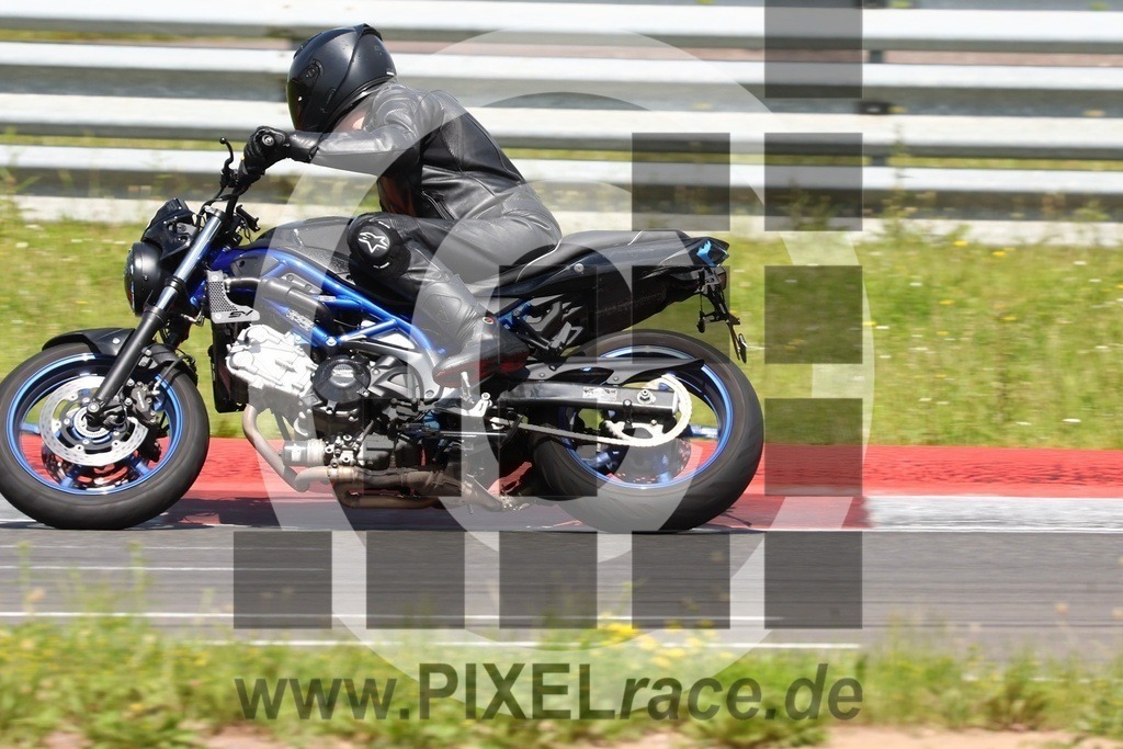 0069-20240610_10968 | Schöne Erinnerungen an spannende Momente - das festzuhalten ist unser Job. PIXELrace.de ist seit 2003 auf den Rennstrecken Europas unterwegs um die Action draußen beim Fahren und die wunderbare Stimmung imm Fahrerlager für euch einzufangen.