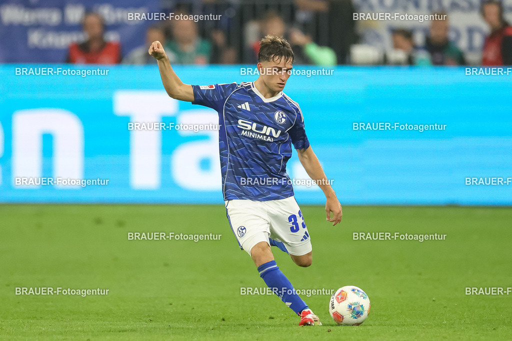 1_S04BER_20250801_3070.JPG -  - FC Schalke 04 - Hertha BSC Berlin - 2. Bundesliga | Gelsenkirchen, Deutschland, 01.08.25: Vitalie Becker (FC Schalke 04) in Aktion, am Ball, Einzelaktion waehrend des Spiels der 2. Bundesliga zwischen FC Schalke 04 - Hertha BSC Berlin in der Veltins-Arena am 01. August 2025 in Gelsenkirchen, Deutschland. (Foto von Stefan Brauer/Brauer-Fotoagentur)DFB/DFL REGULATIONS PROHIBIT ANY USE OF PHOTOGRAPHS AS IMAGE SEQUENCES AND/OR QUASI-VIDEO.