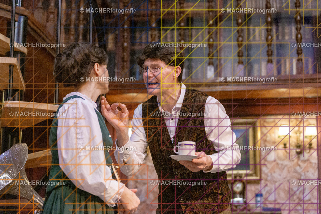 203_MFL-2025 | Portraitbilder von Regisseur; Darsteller; Techniker; Maske; Kostüme; Chor; Musiker; Bilderserie der Generalprobe und der Premierenvorstellung, Szenenbilder; Ausdrucksstudien; Bühnenüberblick; Bühnenkulissen; Pressefotos inkl. Redaktionsfoto Darstellergruppe.