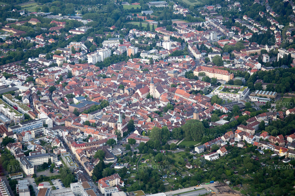 Luftbild: Altstadtbereich und Innenstadtzentrum im Ortsteil Durlach in Karlsruhe im Bundesland Baden-Württemberg in Deutschland. Foto: IMG_089267.jpg vom 10.06.2016 durch Werner Riehm/FLY-FOTO.de