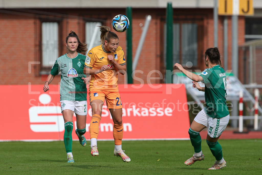 Fussball, Google Pixel Frauen-Bundesliga, SV Werder Bremen - TSG 1899 Hoffenheim | v.li.: Sarai Linder (TSG 1899 Hoffenheim, 22) beim Kopfball, Aktion, Action, Spielszene, DIE DFB-RICHTLINIEN UNTERSAGEN JEGLICHE NUTZUNG VON FOTOS ALS SEQUENZBILDER UND/ODER VIDEOÄHNLICHE FOTOSTRECKEN. DFB REGULATIONS PROHIBIT ANY USE OF PHOTOGRAPHS AS IMAGE SEQUENCES AND/OR QUASI-VIDEO.