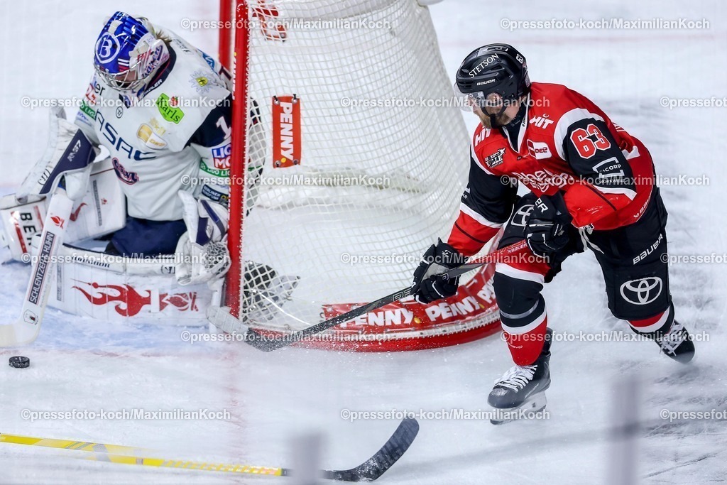 KEC20042601073 | 20.04.2026, Eishockey, DEL Halbfinale Play-Offs, Kölner Haie - Eisbären Berlin, Spiel 6, Lanxess-Arena Köln: Patrick Russell (Kölner Haie #63) beim Schuss auf das Tor von Goalie Jonas Stettmer (Eisbären Berlin #01) 