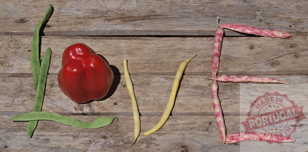Love word spelled with fresh vegetables on wood | Word love spelling using vegetables on a rustic wooden background, flat lay composition - Realisiert mit Pictrs.com