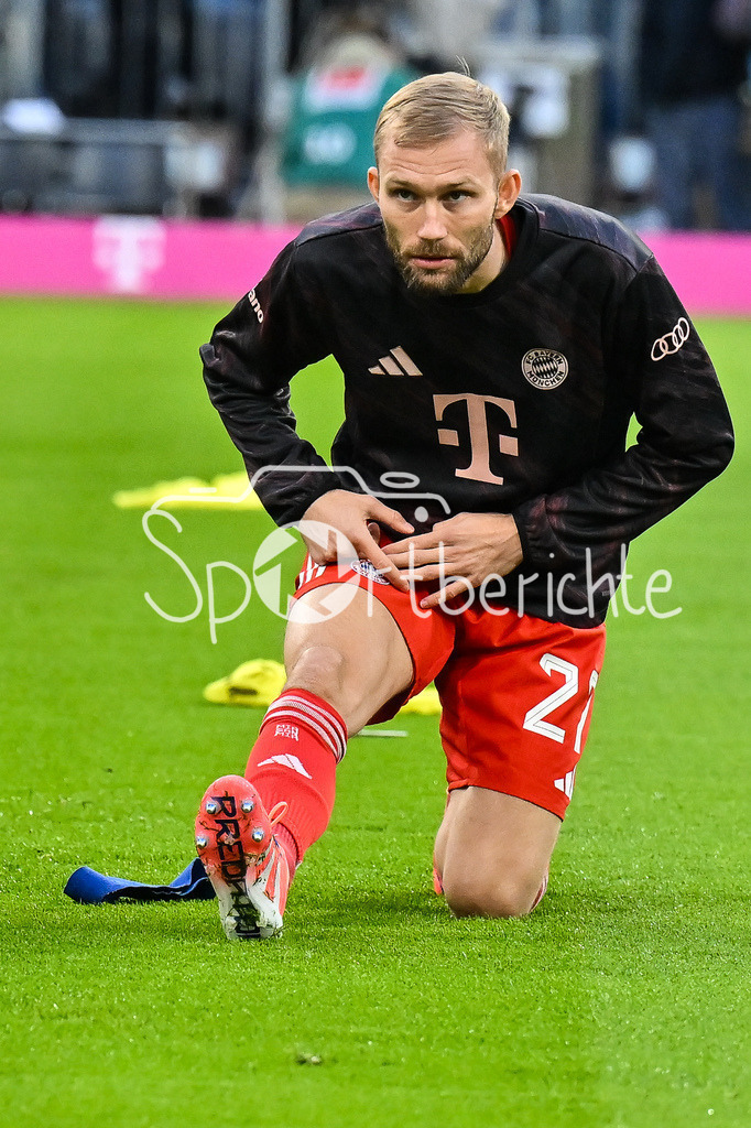 FC Bayern München - Borussia Dortmund | MUNICH, GERMANY - Konrad LAIMER (FC Bayern Munich 27) warmup before the bundesliga match between FC Bayern Munich vs. Borussia Dortmund on matchday 7 at Allianz Arena on October 18, 2025 in Munich, Germany / DFL REGULATIONS PROHIBIT ANY USE OF PHOTOGRAPHS AS IMAGE SEQUENCES AND/OR QUASI-VIDEO