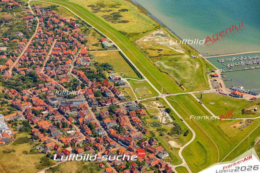 Luftbild der Stadt Juist - Das Luftbild wurde 2025 vom UL-Flugzeug heraus erstellt ( keine Drohnenaufnahme ) - Hochauflösende Luftaufnahme - für Wandbilder und großformatige Ausdrucke geeignet. Das besondere Geschenk!Hier alle&nbsp;Infos zur Lizenzierung der LuftaufnahmeWir fliegen auch dieses Jahr wieder in Ihre Region um Luftbilder zu erstellen.- Luftbild anfragen