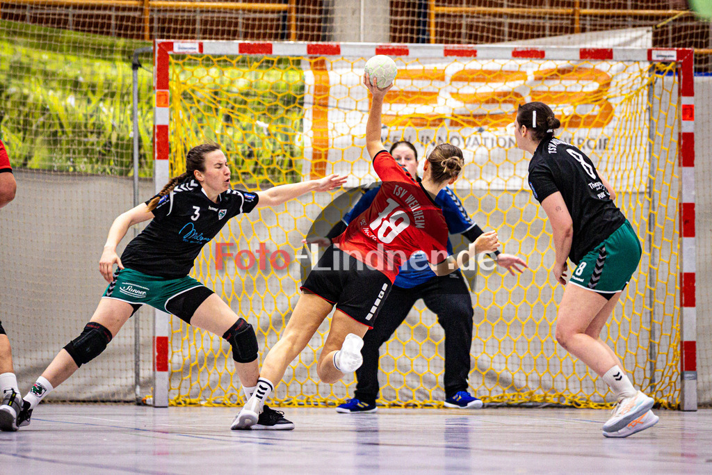 TSV Weilheim gegen TSV Murnau | Handball Bezirksoberliga Frauen Alpenvorland 2024/25, TSV Weilheim gegen TSV Murnau, 20250330,Torwurf Aileen HÄUBER (TSV Weilheim 18) ,2025-03-30 in Weilheim (Weilheim, Am Hardt), Aileen HÄUBER (TSV Weilheim 18), Barbara SCHLÖGEL (TSV Murnau 3)Copyright: WolfgangxLindner www.foto-lindner.de